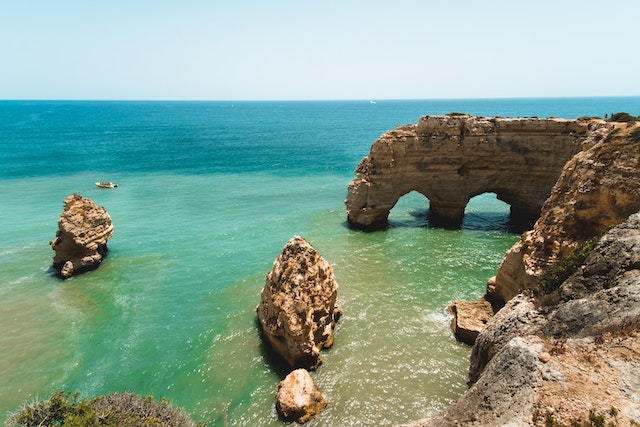 Praia da Marinha med en M-formad klippformation som går ut i havet.