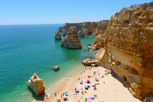 Många stränder i Algarve är omgivna av klippor